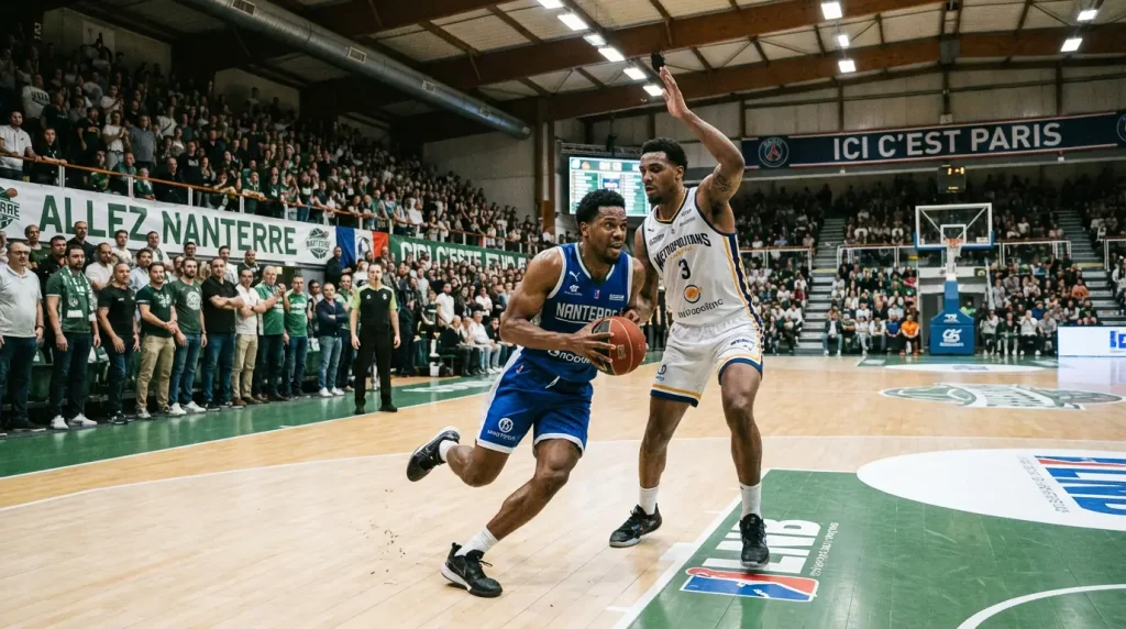 Current image: Joueurs de basketball en action lors d'un match du championnat de France en salle