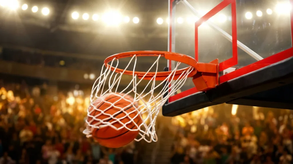 Current image: Ballon de basketball passant à travers le panier lors d'un tir réussi en match NBA